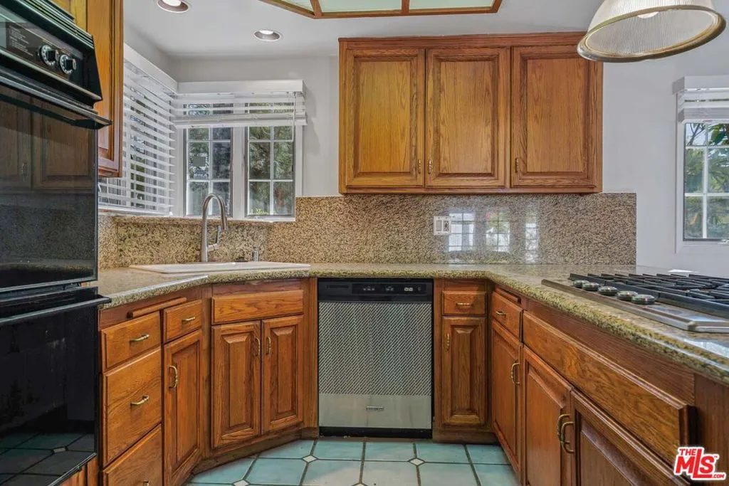 23041 Calabash Street, Woodland Hills, California 91364 home-pic-9