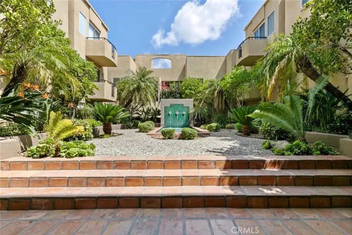 GORGIOUS COURT YARD