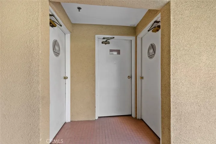 CHANGING ROOMS WITH BATHROOMS