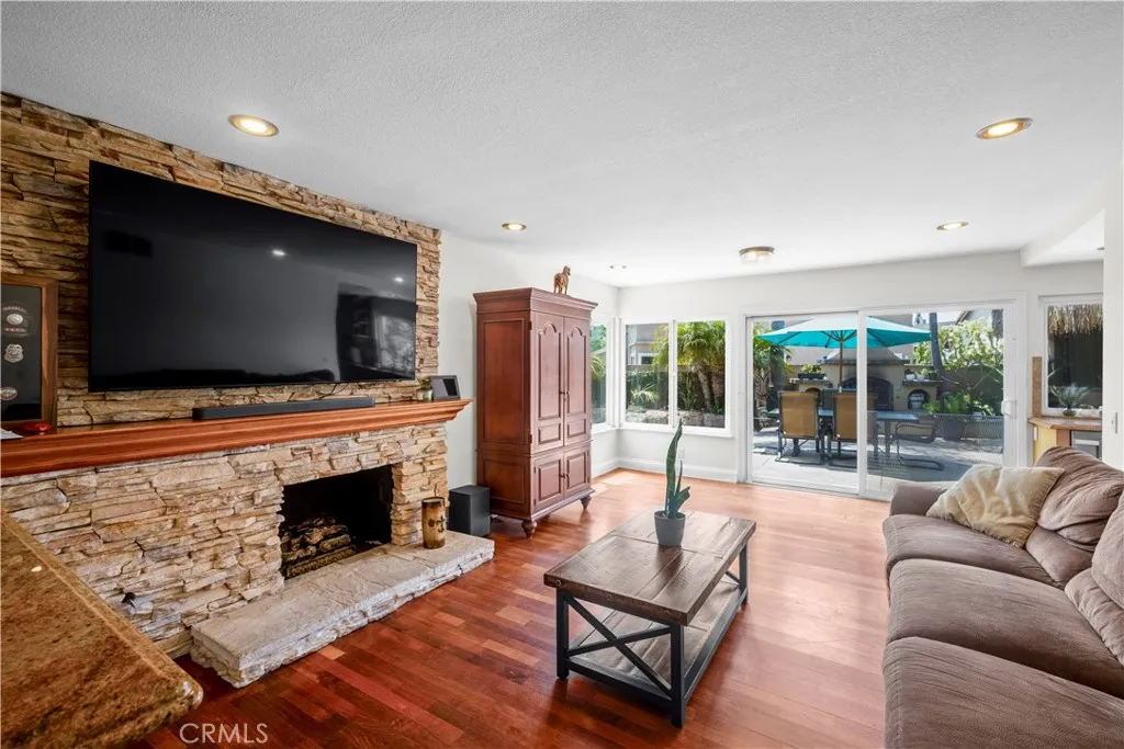 8492 Spring Circle, Huntington Beach, California 92646 home-pic-5