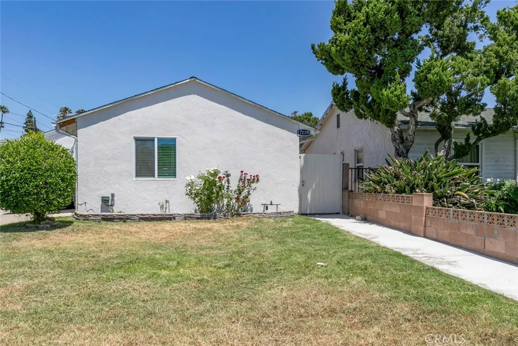 17237 Kingsbury Street A, Granada Hills, California 91344, ,1 BathroomBathrooms,Residential Lease,For Rent,Kingsbury,GD25090808