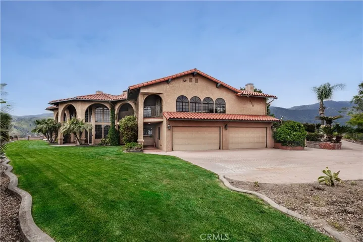 Hill top privacy, plenty of views.