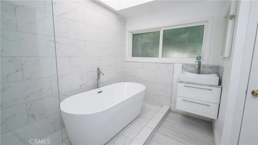 rear unit tub / shower