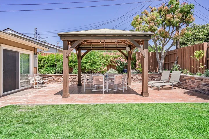 Pergola/Back Yard