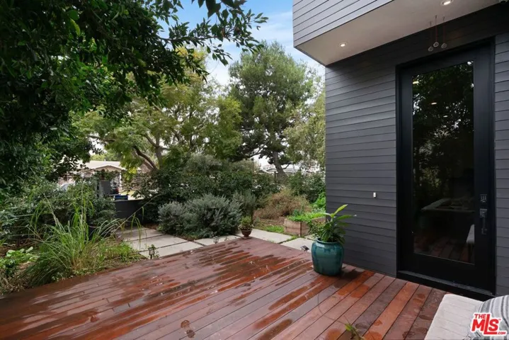 2450 Glencoe Avenue, Venice, California 90291