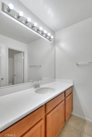 Upstairs full guest bathroom