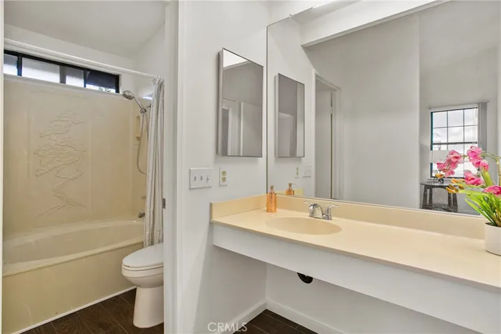 Ensuite Bath to Bedroom 1