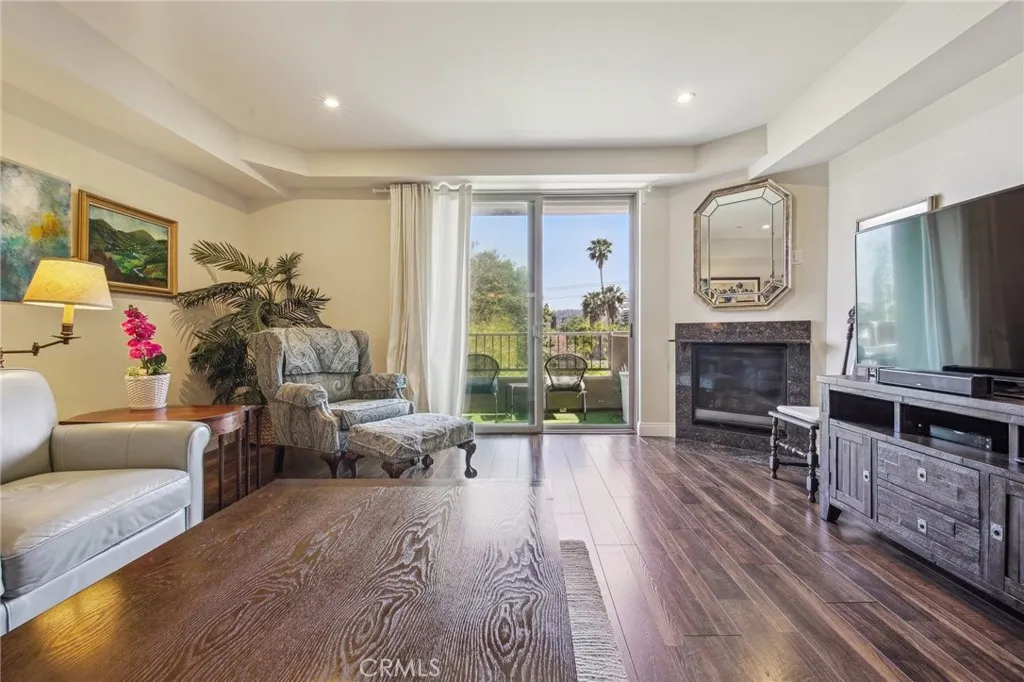11218 Camarillo Street 305, Toluca Lake, California 91602 home-pic-3