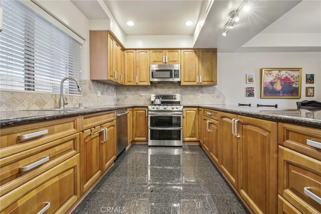 11218 Camarillo Street 305, Toluca Lake, California 91602 home-pic-8