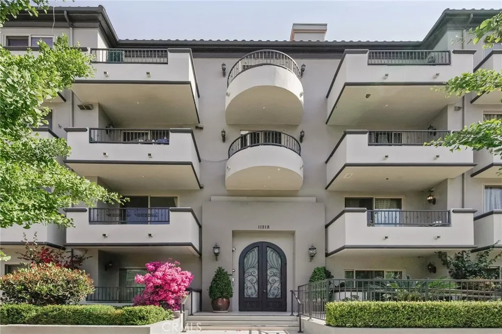 11218 Camarillo Street 305, Toluca Lake, California 91602 home-pic-0