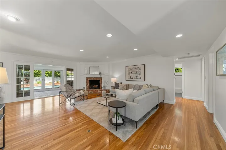 371 Peralta Avenue, Long Beach, California 90803
