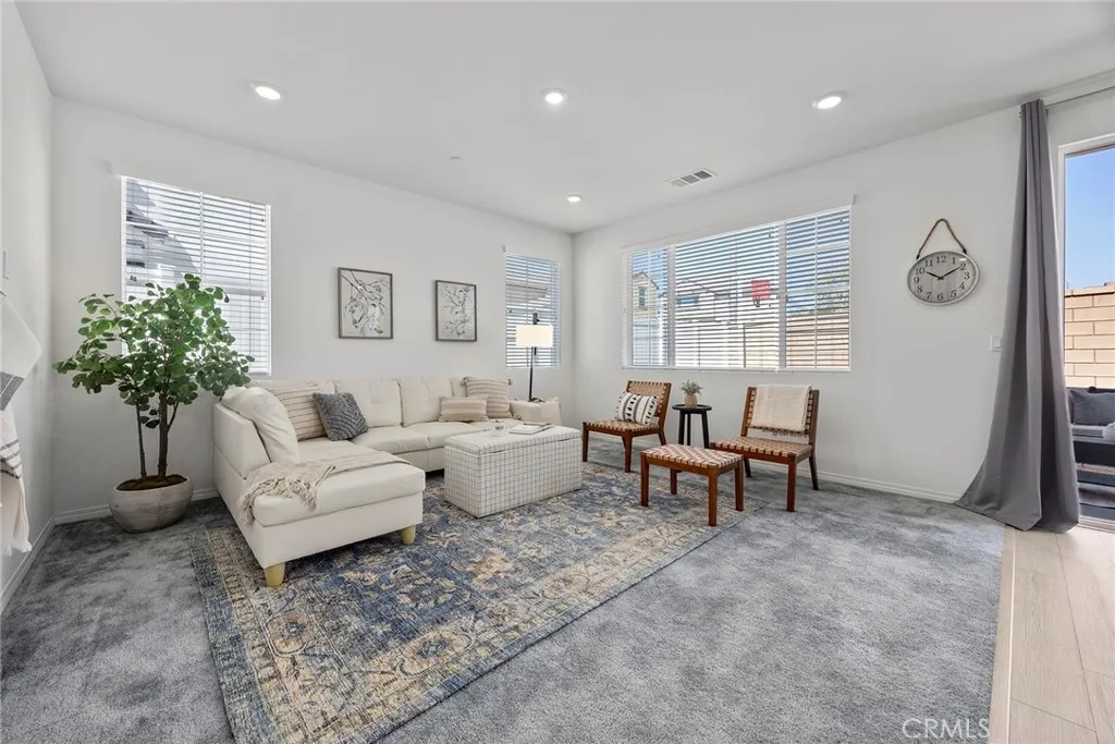 2544 Gunner Ridge Way, Rialto, California 92377 home-pic-4