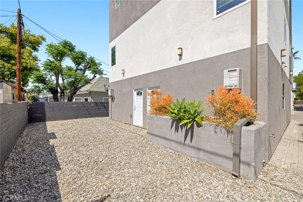 1143 Irolo Street, Los Angeles, California 90006 home-pic-37