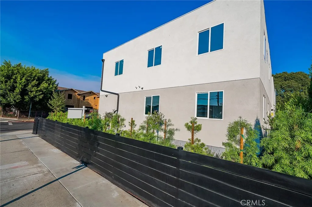 1348 W 41st Place, Los Angeles, California 90037 home-pic-1