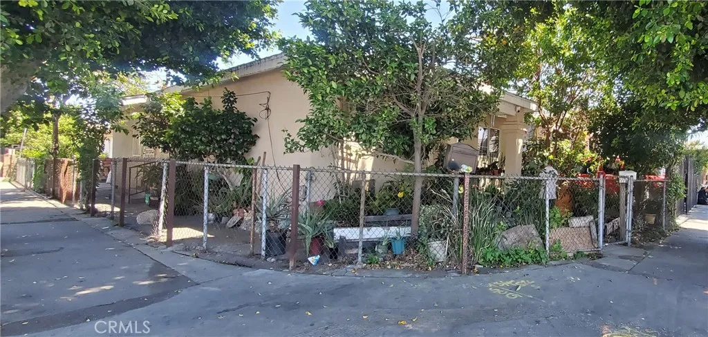 6300 Holmes Avenue, Los Angeles, California 90001 home-pic-1