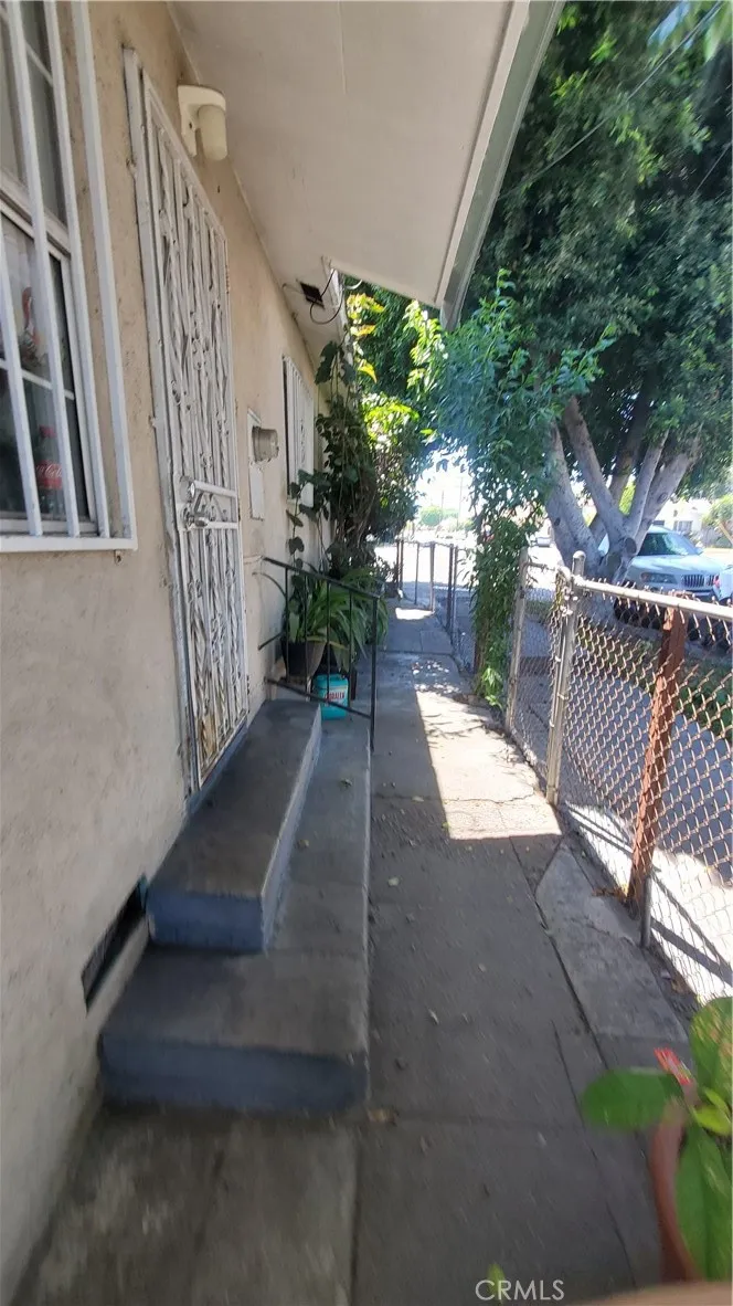 6300 Holmes Avenue, Los Angeles, California 90001 home-pic-4
