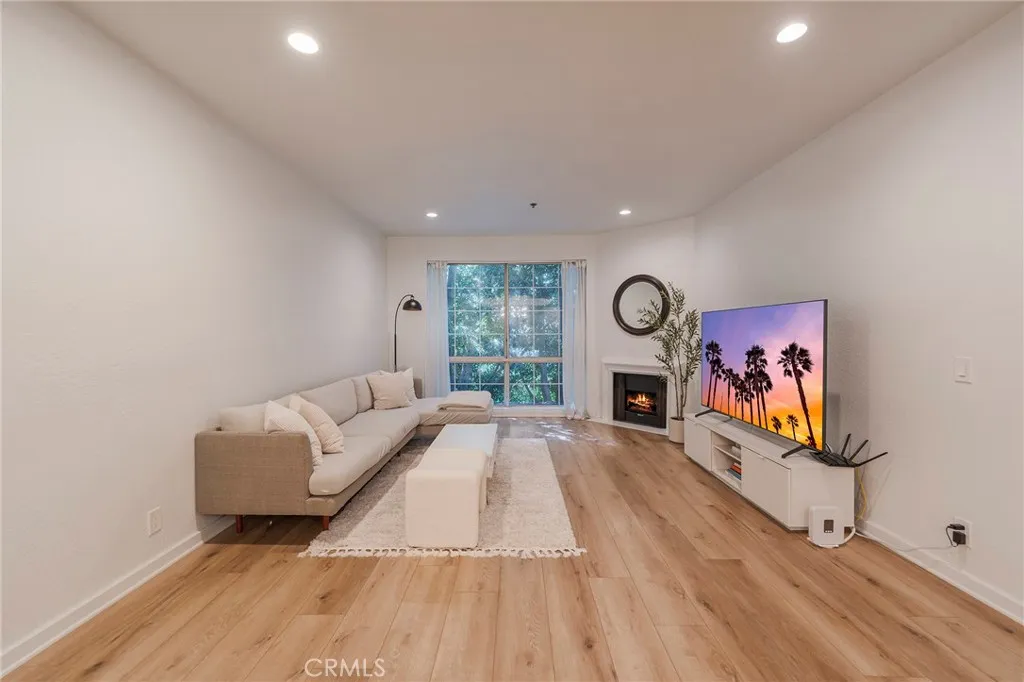 585 N Rossmore Avenue 209, Los Angeles, California 90004 home-pic-2