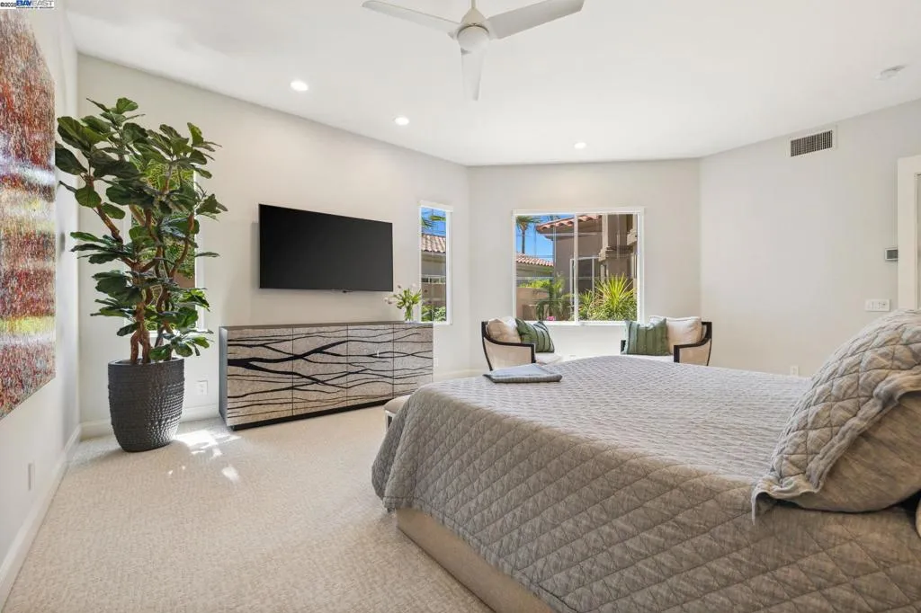 351 Tomahawk Dr, Palm Desert, California 92211 home-pic-28