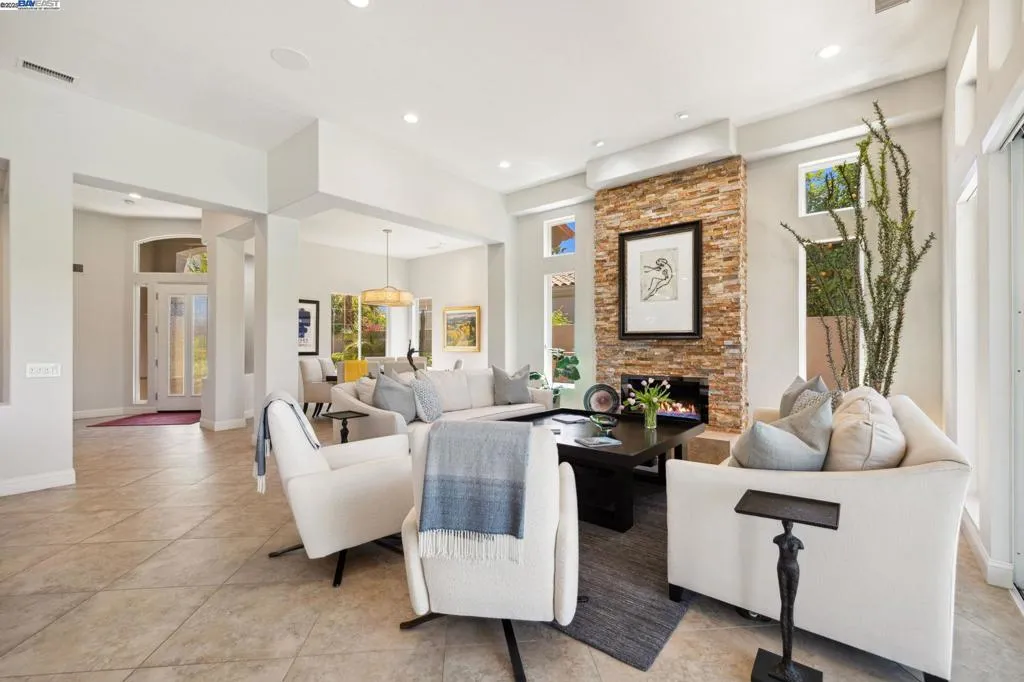 351 Tomahawk Dr, Palm Desert, California 92211 home-pic-13