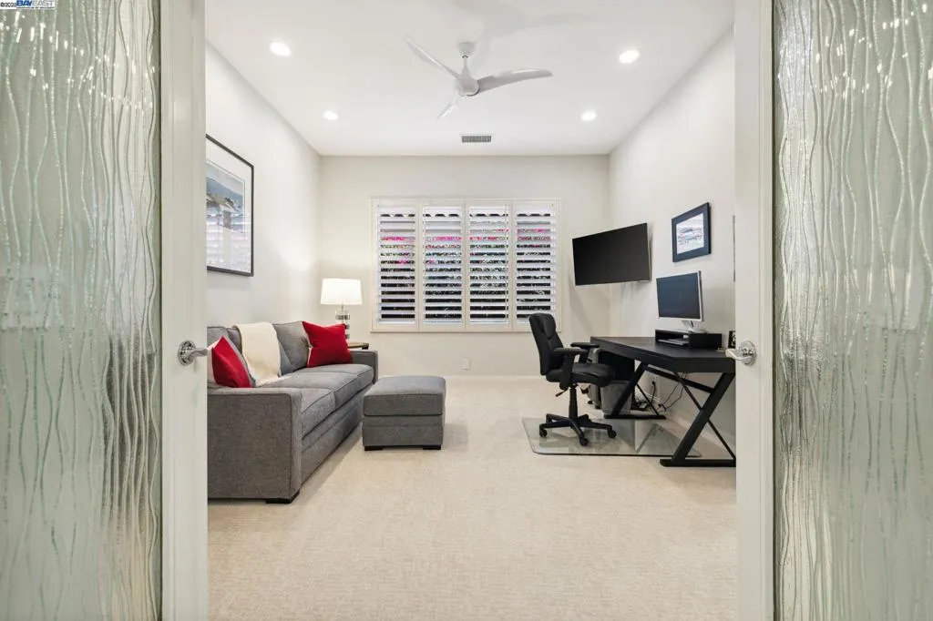 351 Tomahawk Dr, Palm Desert, California 92211 home-pic-35