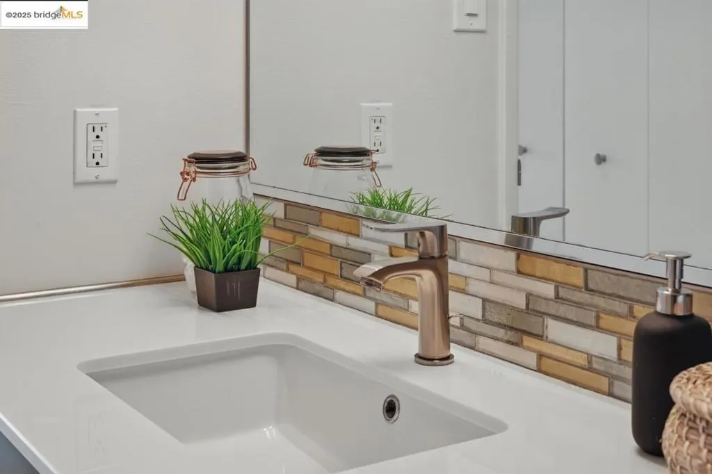 1555 Lakeside Dr, Oakland, California 94612 home-pic-27