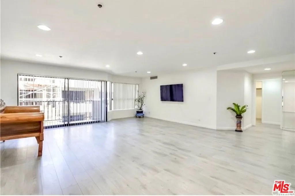 727 S Ardmore Avenue 101, Los Angeles, California 90005 home-pic-3