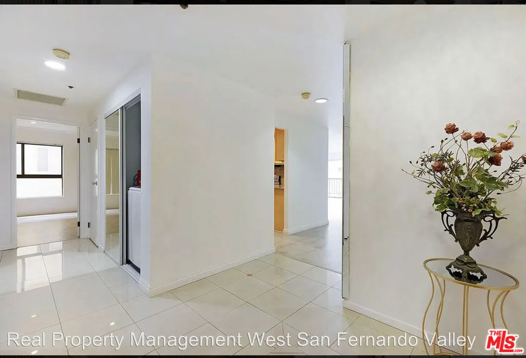 727 S Ardmore Avenue 101, Los Angeles, California 90005 home-pic-5