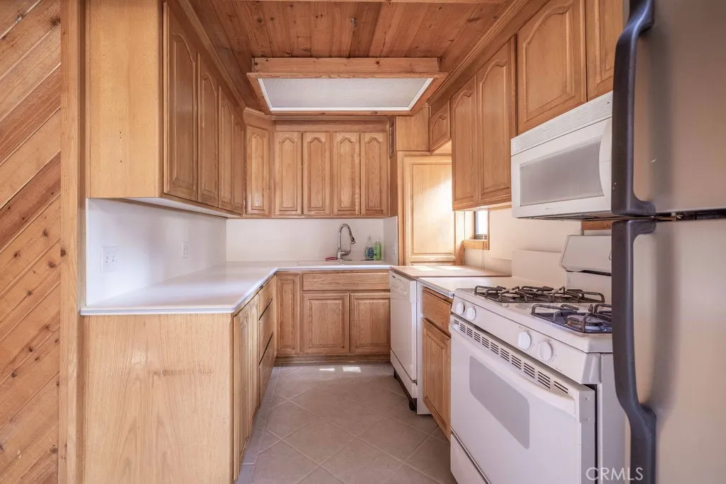 817 E Mountain View Boulevard, Big Bear City, California 92314 home-pic-8