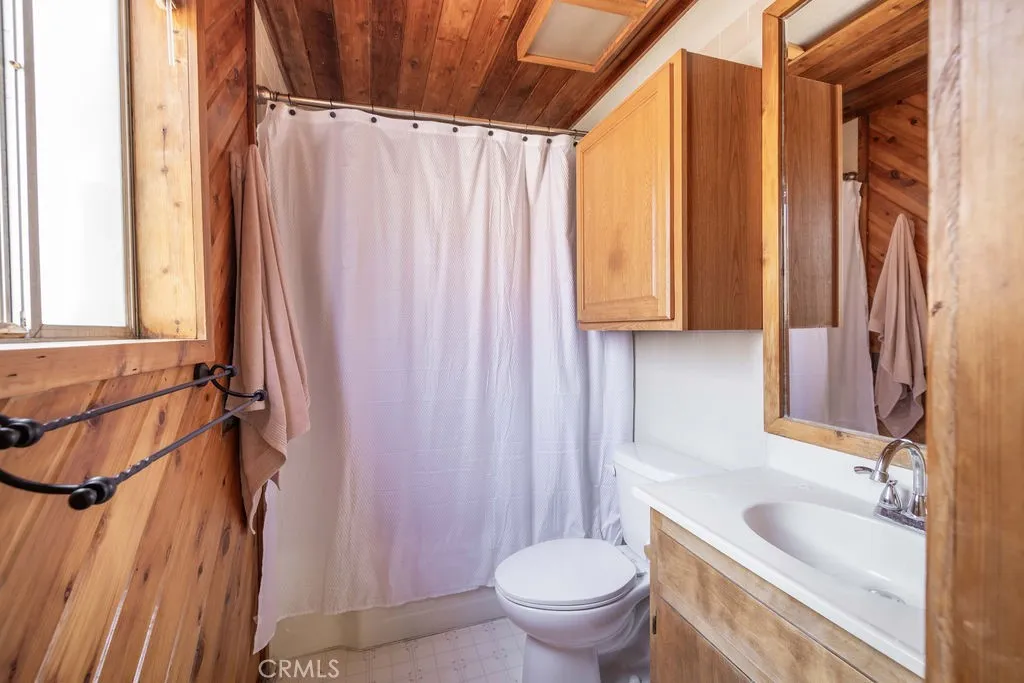 817 E Mountain View Boulevard, Big Bear City, California 92314 home-pic-19