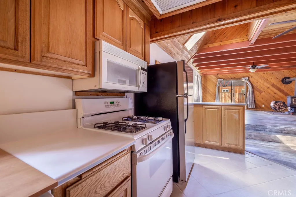 817 E Mountain View Boulevard, Big Bear City, California 92314 home-pic-10