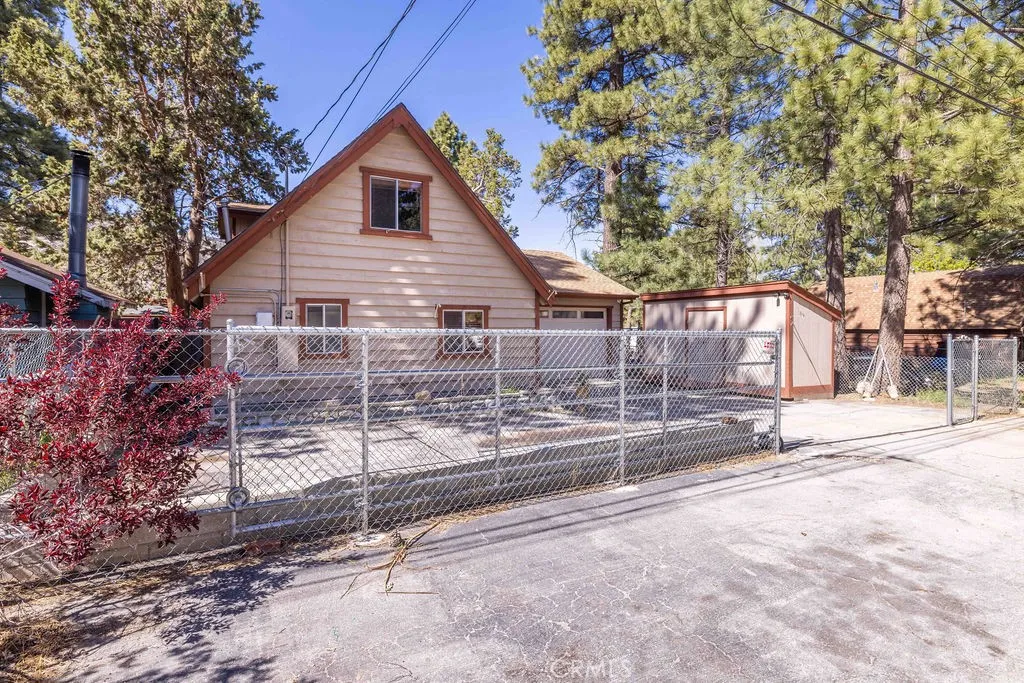 817 E Mountain View Boulevard, Big Bear City, California 92314 home-pic-32