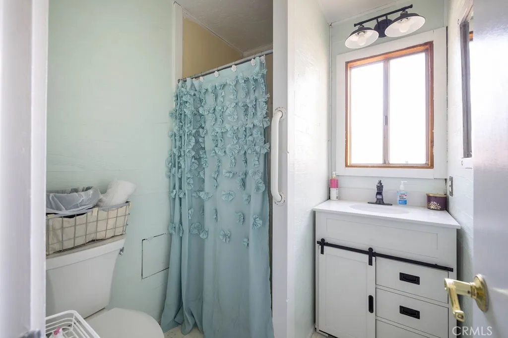 817 E Mountain View Boulevard, Big Bear City, California 92314 home-pic-14