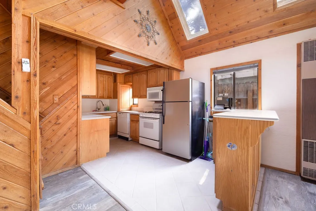 817 E Mountain View Boulevard, Big Bear City, California 92314 home-pic-9