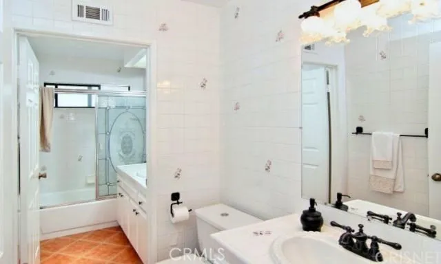 guest bathroom 1st flr