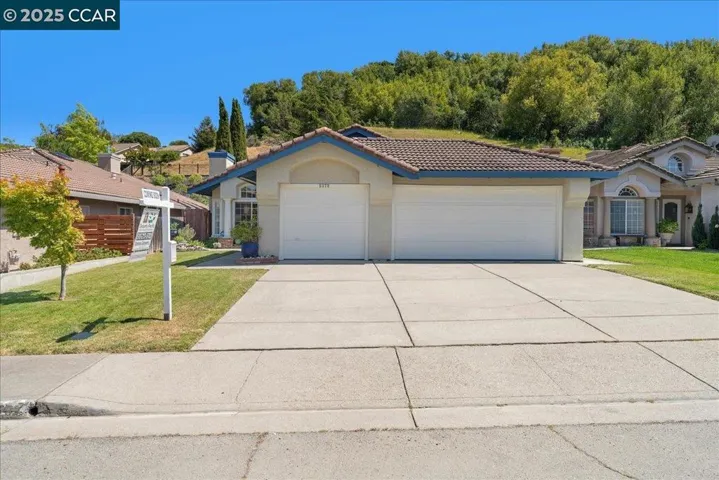 3 Car Garage Plus Driveway Fits At Least 3 More Vehicles