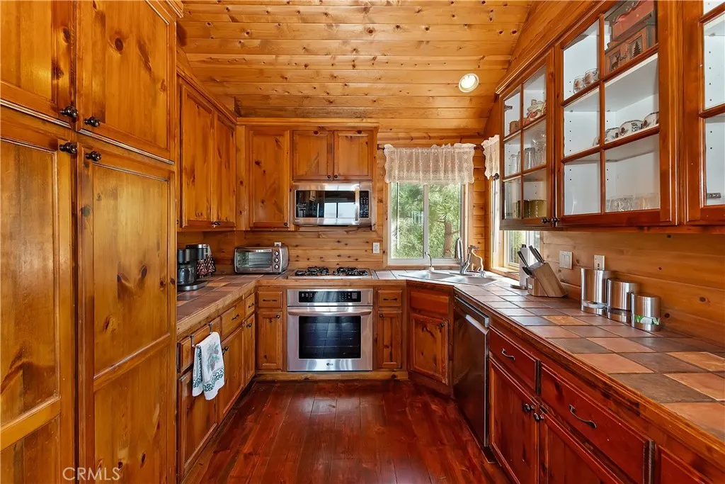 175 N Trails End Road, Green Valley Lake, California 92341 home-pic-15