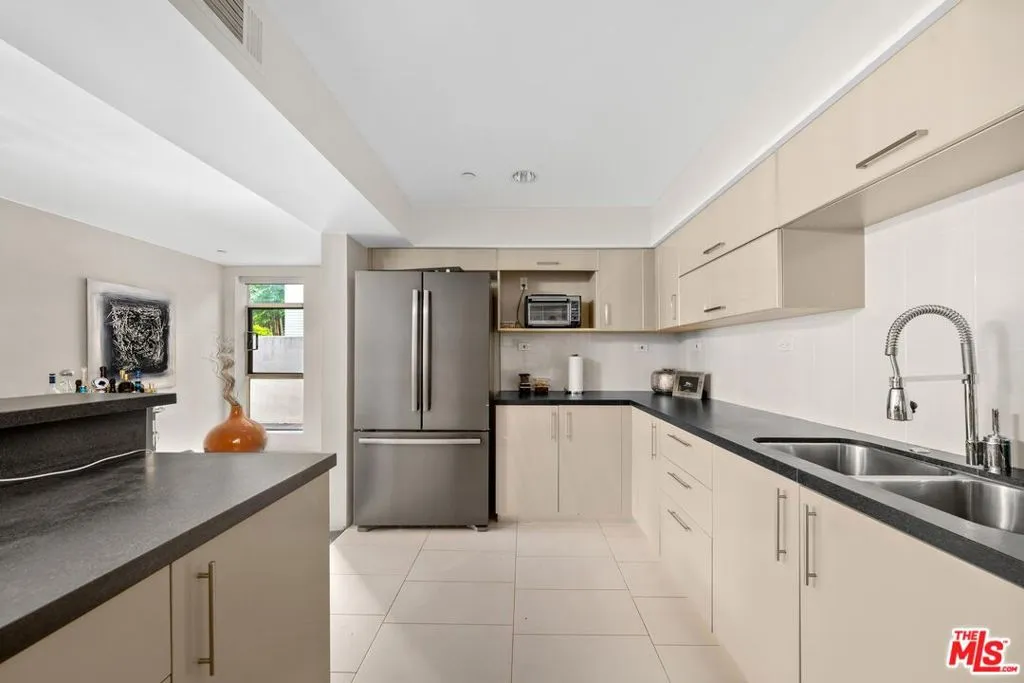 8703 W West Knoll Drive 101, West Hollywood, California 90069 home-pic-16