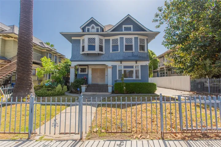 2712 Kenwood Avenue, Los Angeles, California 90007, 6 Bedrooms Bedrooms, ,2 BathroomsBathrooms,Residential,For Sale,Kenwood,WS25111342