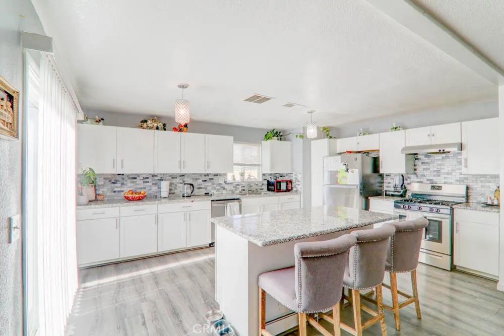 17152 Schollview Avenue, Palmdale, California 93591 home-pic-8