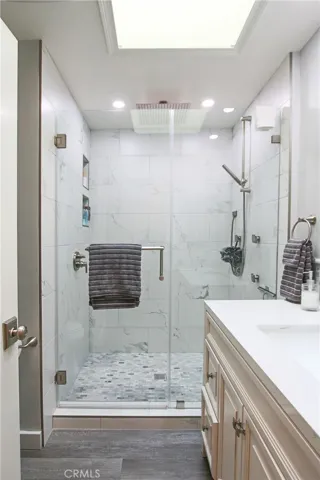 Guest bathroom with multiple valve shower head system