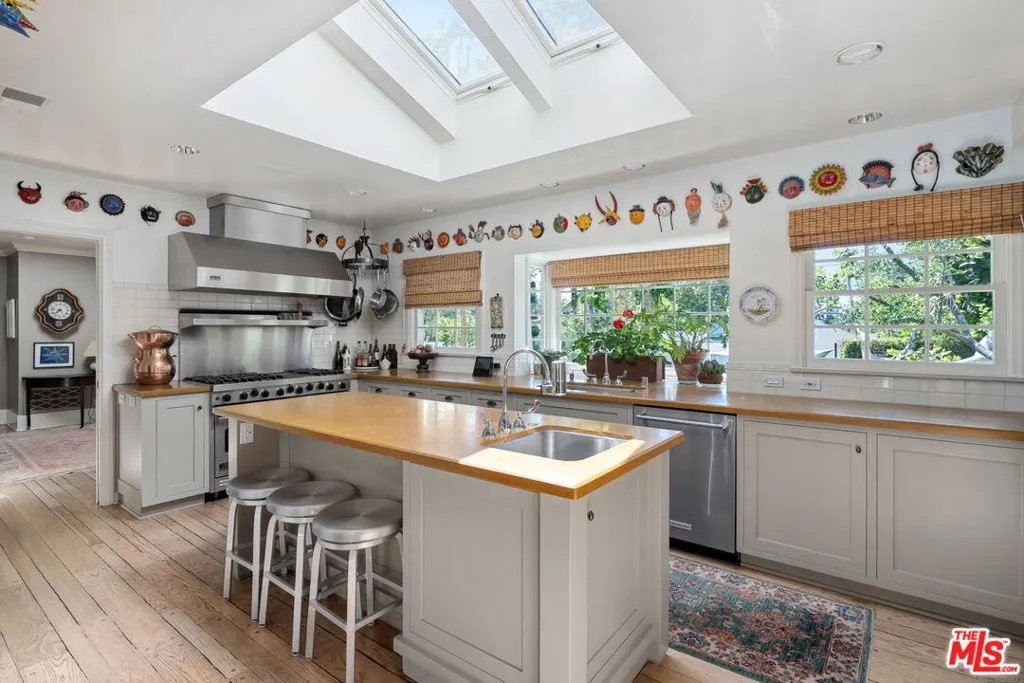 4658 Del Moreno Drive, Woodland Hills, California 91364 home-pic-10