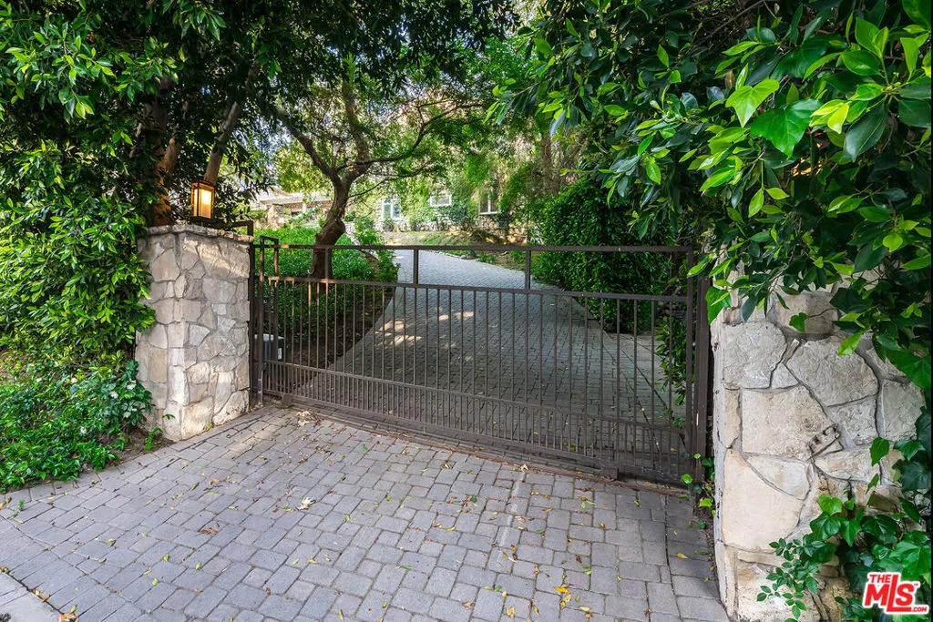 422 Parkwood Drive, Los Angeles, California 90077 home-pic-1