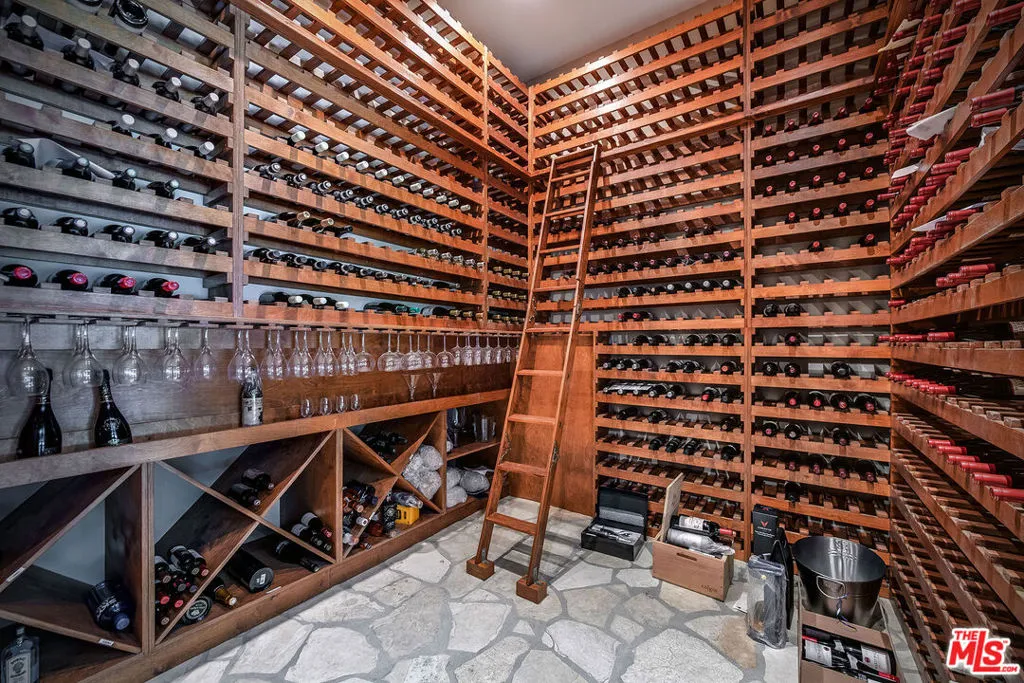 422 Parkwood Drive, Los Angeles, California 90077 home-pic-15