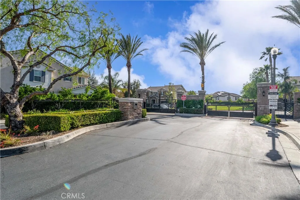 15601 N Peak Lane, Fontana, California 92336 home-pic-36