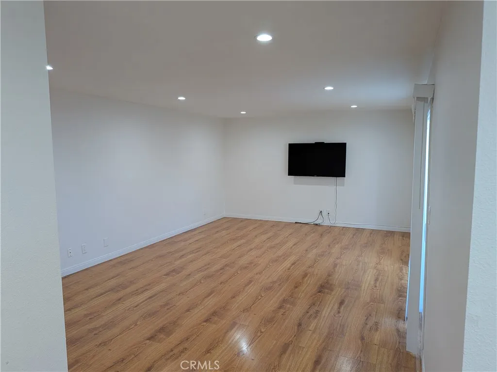 15214 S Raymond Avenue 105, Gardena, California 90247 home-pic-3