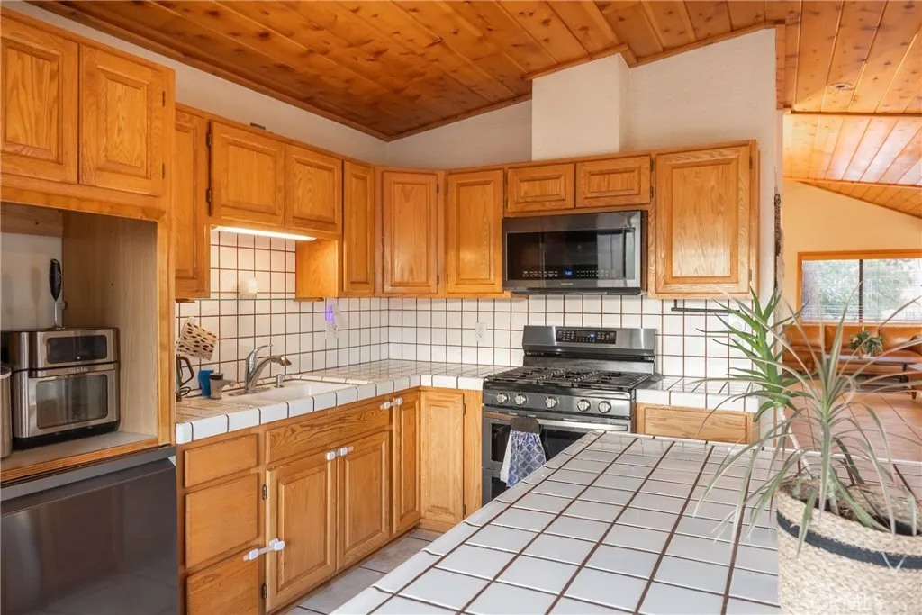 1841 Golden Rod Avenue, Big Bear City, California 92314 home-pic-24