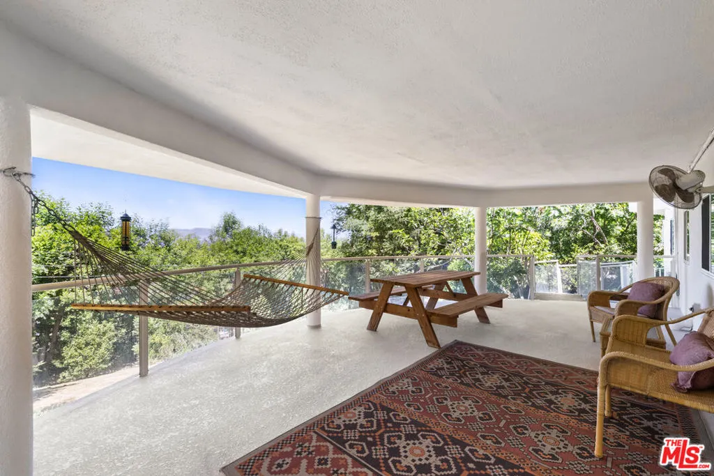 22449 Cass Avenue, Woodland Hills, California 91364 home-pic-21