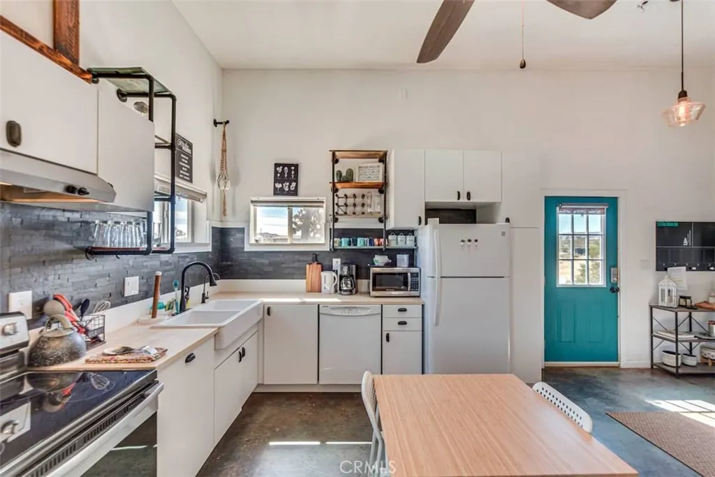 58725 Botkin Road, Landers, California 92285 home-pic-11