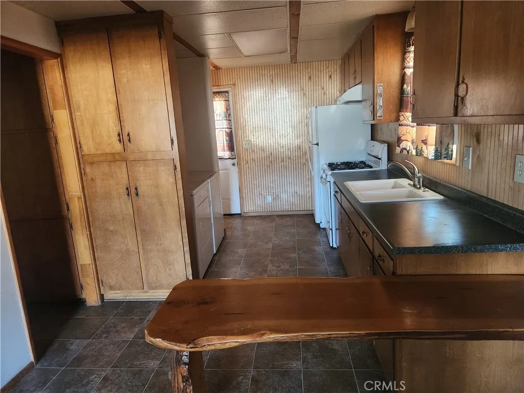 710 W Fairway Boulevard, Big Bear City, California 92314 home-pic-7