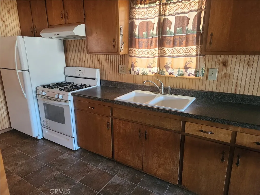 710 W Fairway Boulevard, Big Bear City, California 92314 home-pic-6